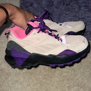 REBOK retro classic womens sneaker. Size 10.5 worn twice!!! super good condition